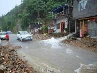 广西暴雨致多处道路塌方 百余名游客滞留