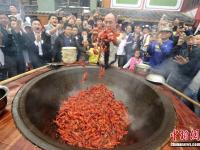 男子展示徒手爆炒龙虾绝活 百人共享龙虾宴