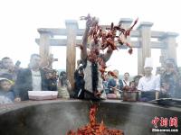男子展示徒手爆炒龙虾绝活 百人共享龙虾宴