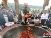 男子展示徒手爆炒龙虾绝活 百人共享龙虾宴