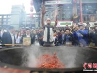 男子展示徒手爆炒龙虾绝活 百人共享龙虾宴