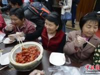 男子展示徒手爆炒龙虾绝活 百人共享龙虾宴