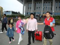 男子被拐25年后携妻回家 父母为其补办婚礼