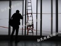 中国“第一高楼”玻璃从76楼坠落 特斯拉车主受伤
