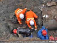 湖北工地坍塌 消防员徒手挖出被埋工人