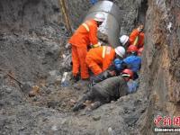 湖北工地坍塌 消防员徒手挖出被埋工人