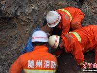 湖北工地坍塌 消防员徒手挖出被埋工人