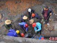 湖北工地坍塌 消防员徒手挖出被埋工人