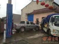 造纸厂违建被查不回应 执法车堵大门