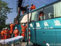 广东汕头吊车拦腰插入载学生大巴 致1人死