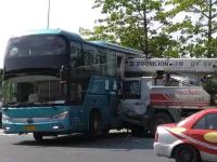 广东汕头吊车拦腰插入载学生大巴 致1人死