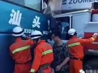 广东汕头吊车拦腰插入载学生大巴 致1人死