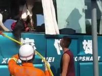 广东汕头吊车拦腰插入载学生大巴 致1人死