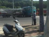 广东汕头吊车拦腰插入载学生大巴 致1人死