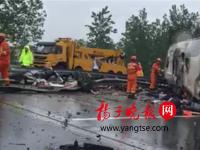 江苏“红眼大客车”高速上侧翻 多人被甩出