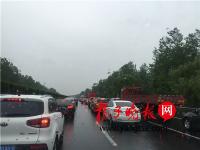 江苏“红眼大客车”高速上侧翻 多人被甩出