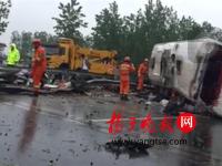 江苏“红眼大客车”高速上侧翻 多人被甩出