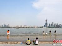 长江武汉段水位持续上涨 江水漫上广场平台