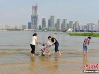 长江武汉段水位持续上涨 江水漫上广场平台