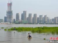 长江武汉段水位持续上涨 江水漫上广场平台
