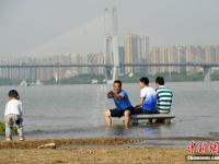 长江武汉段水位持续上涨 江水漫上广场平台