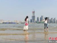 长江武汉段水位持续上涨 江水漫上广场平台