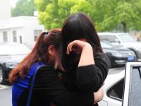 组图：女孩被拐11年后与亲生父母相认 相拥哭泣
