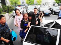 组图：女孩被拐11年后与亲生父母相认 相拥哭泣
