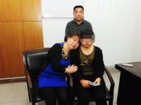 组图：女孩被拐11年后与亲生父母相认 相拥哭泣