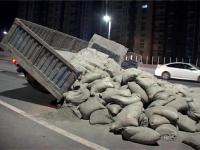郑州高速路上一大货车夜闯禁行 轮子跑飞了