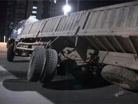 郑州高速路上一大货车夜闯禁行 轮子跑飞了