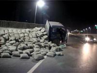 郑州高速路上一大货车夜闯禁行 轮子跑飞了