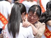 太原百名中学生捧宪法成人宣誓 含泪与家长拥抱