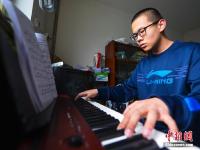 新疆14岁少年自学攻读大学 通过网络学会钢琴