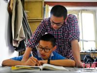 新疆14岁少年自学攻读大学 通过网络学会钢琴