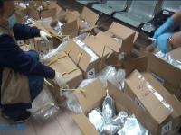 广州快递哥抱回一个10万元的“砖头”