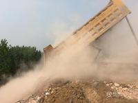 郑州一水库涵养林被倒大量建筑垃圾 一车100元