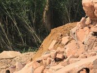 郑州一水库涵养林被倒大量建筑垃圾 一车100元