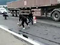两千公斤小龙虾翻车遭哄抢 民警帮忙捡手被夹肿
