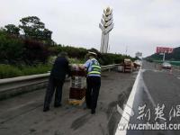 两千公斤小龙虾翻车遭哄抢 民警帮忙捡手被夹肿
