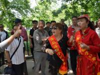 山东青岛吹口琴大妈与太极拳大爷冲突 惊动民警