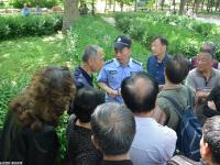 山东青岛吹口琴大妈与太极拳大爷冲突 惊动民警