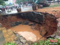 江西瑞金路面塌陷突现大坑 多车坠落