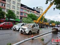 江西瑞金路面塌陷突现大坑 多车坠落
