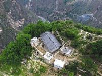 四川悬崖村：孩子上学爬藤梯 多名村民摔死
