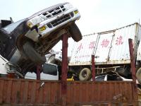 湖北宜昌现“汽车墓地” 报废车“叠罗汉”