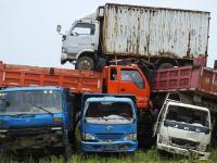 湖北宜昌现“汽车墓地” 报废车“叠罗汉”
