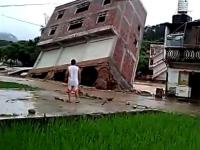 广西三层半楼房暴雨后轰然倒塌 乡民看得乐乎