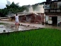 广西三层半楼房暴雨后轰然倒塌 乡民看得乐乎