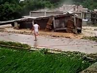 广西三层半楼房暴雨后轰然倒塌 乡民看得乐乎
